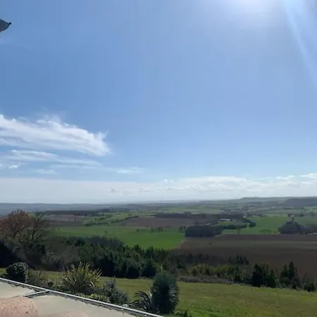 Maison Avec Piscine Ayant Une Vue Exceptionnelle Sur Le Lauragais Et La Chaine Des Pyrenees *